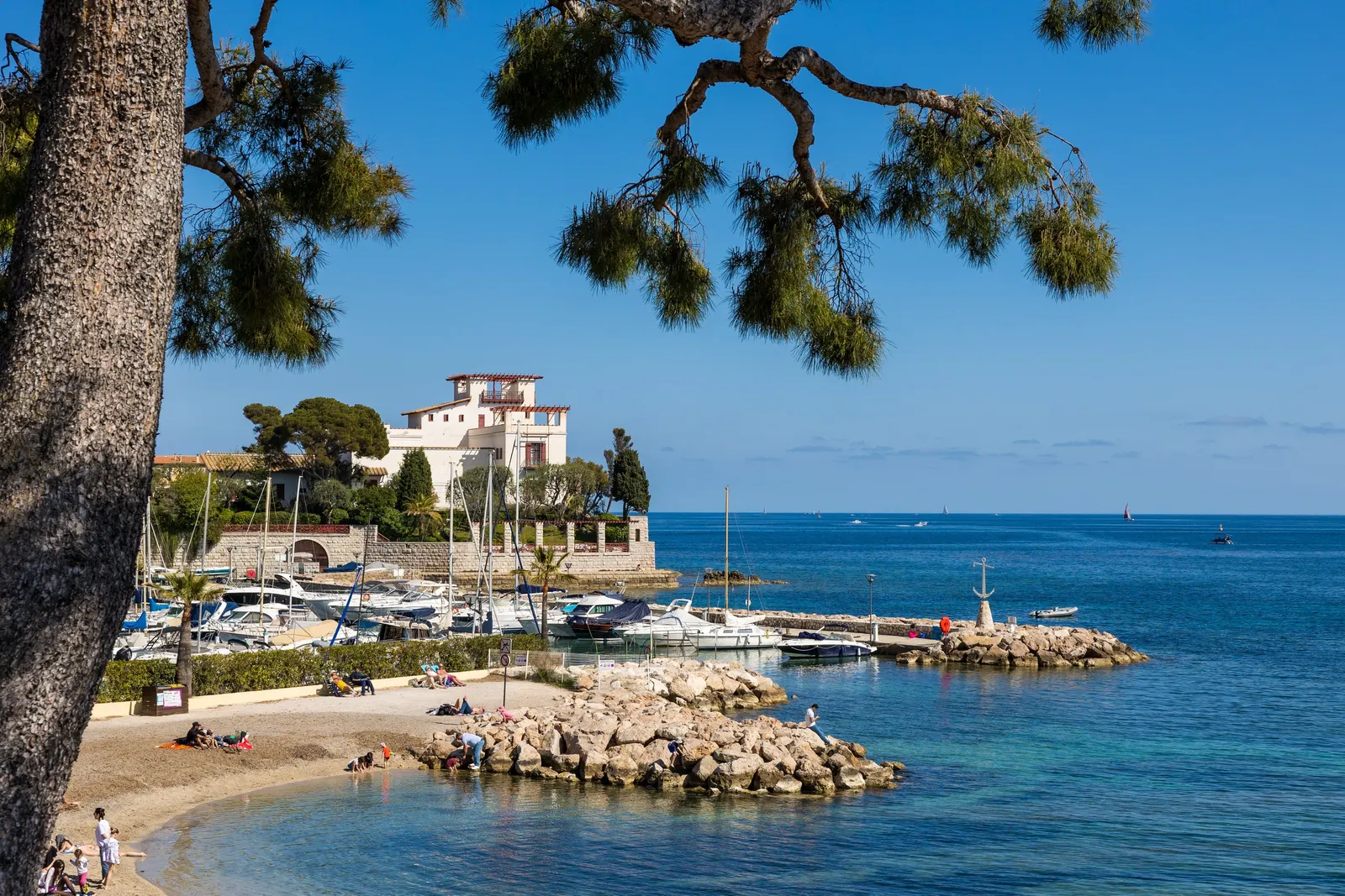 Villa Kérylos on the Baie des Fourmis in Beaulieu-sur-Mer, the small harbour in the foreground