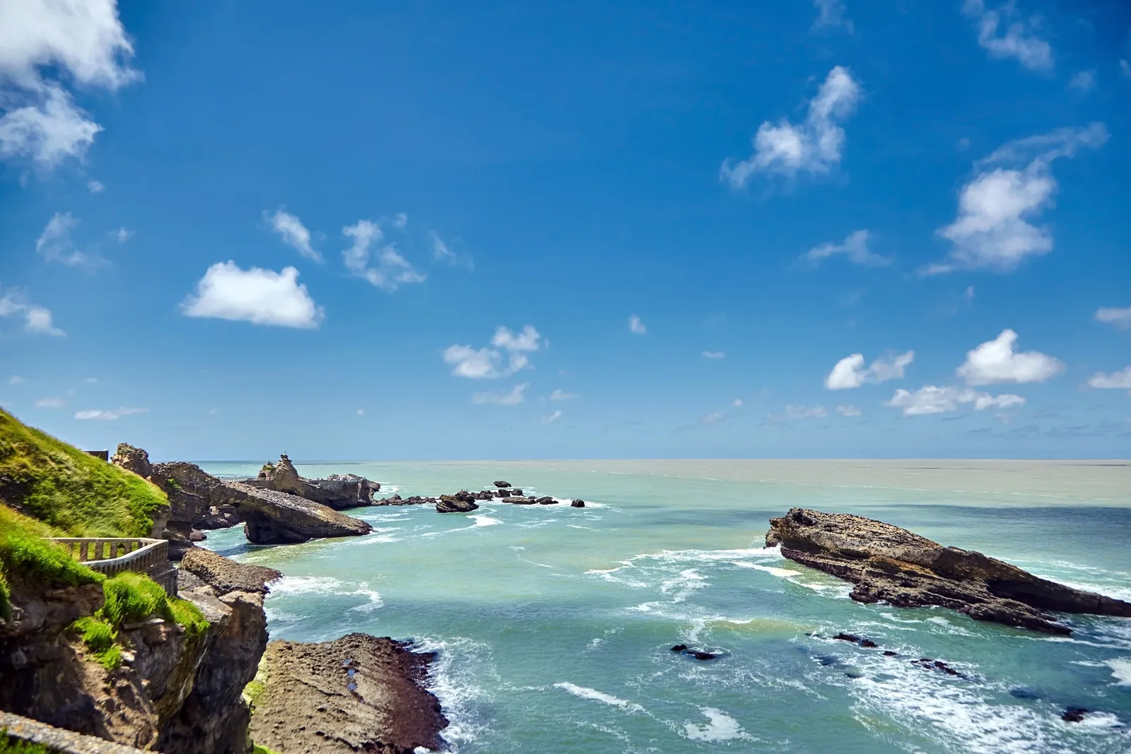 La côte rocheuse de Biarritz près du Rocher de la Vierge, l’eau turquoise et les falaises vertes