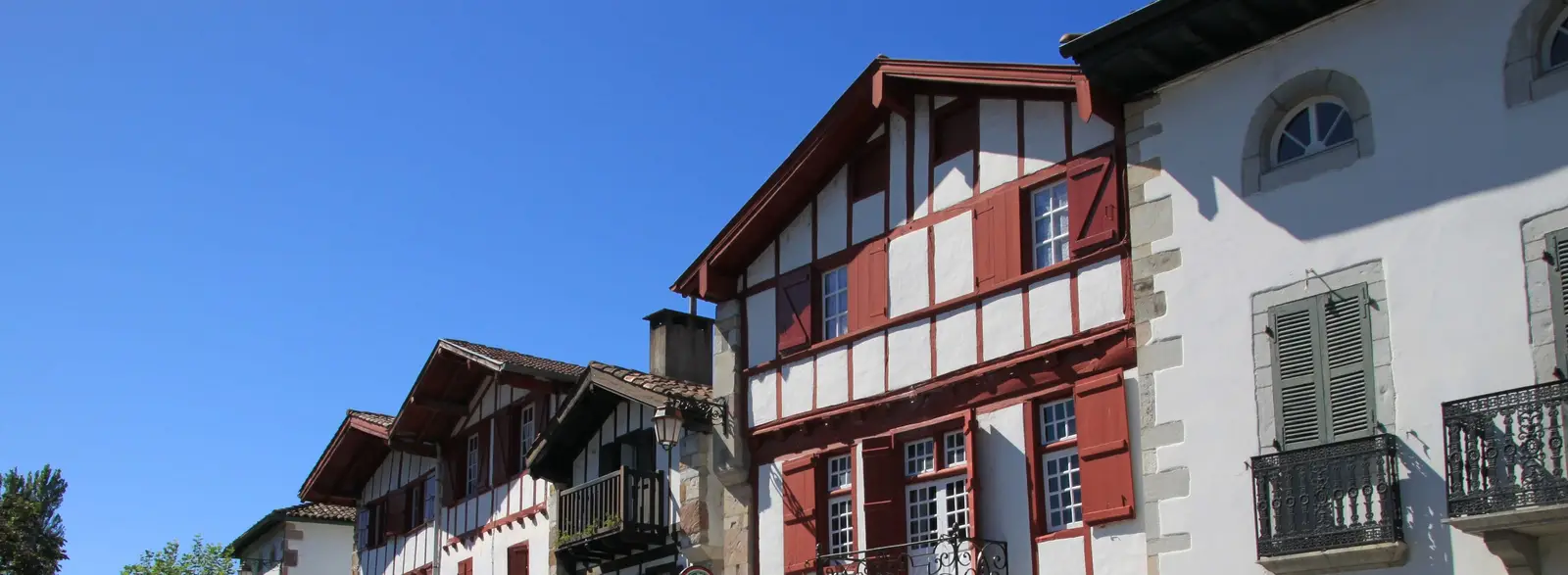 Des maisons basques à colombages rouges et volets de bois