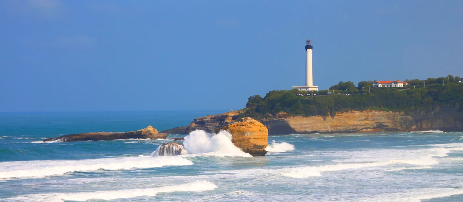 Le phare et un rocher dans les vagues