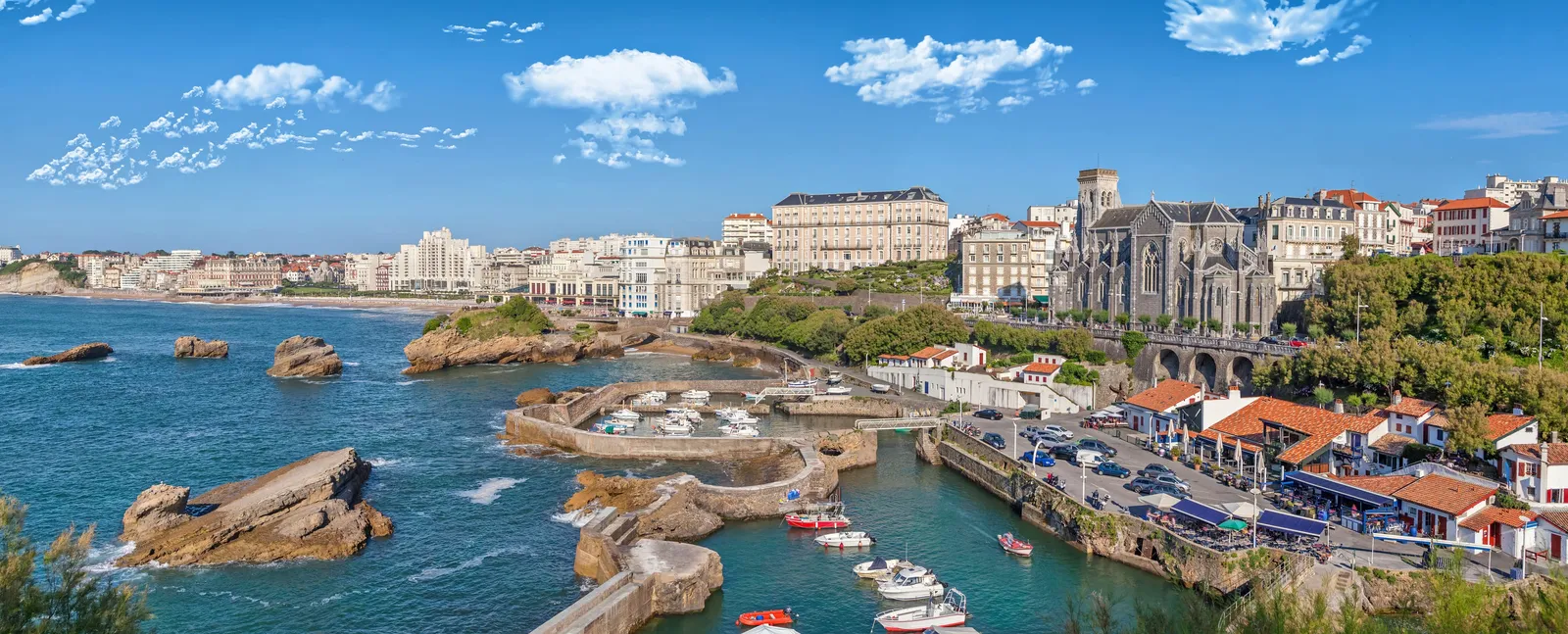 Le port des Pêcheurs et ses barques, la ville au-dessus