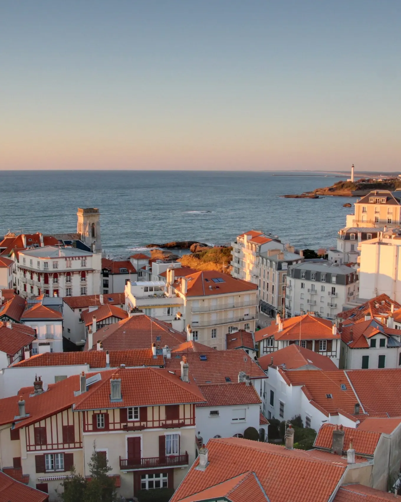 Os telhados de Biarritz ao pôr do sol, o oceano e o farol ao longe