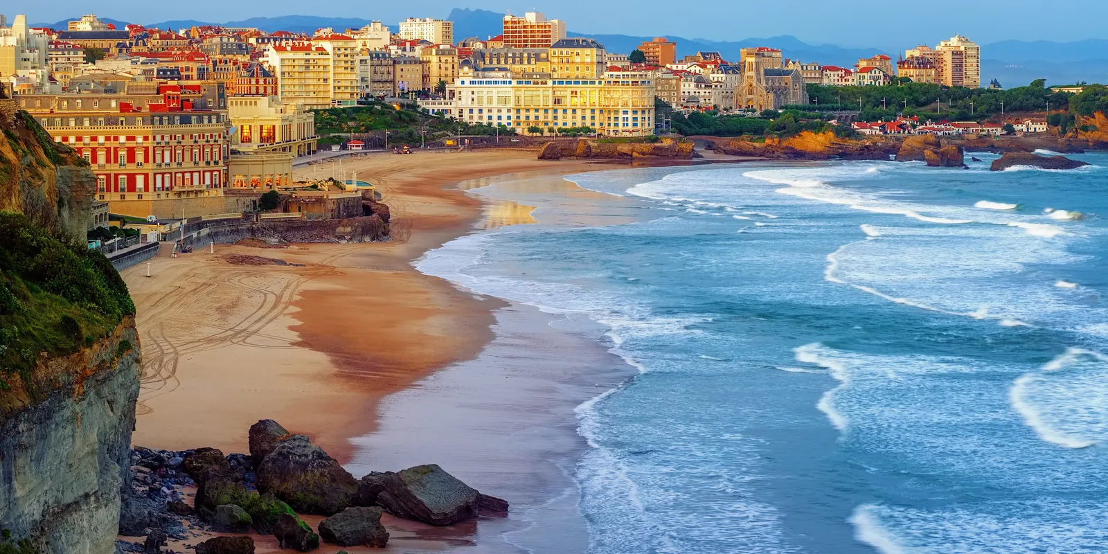 La Grande Plage et l’Hôtel du Palais au pied du quartier de l’Impératrice, à Biarritz