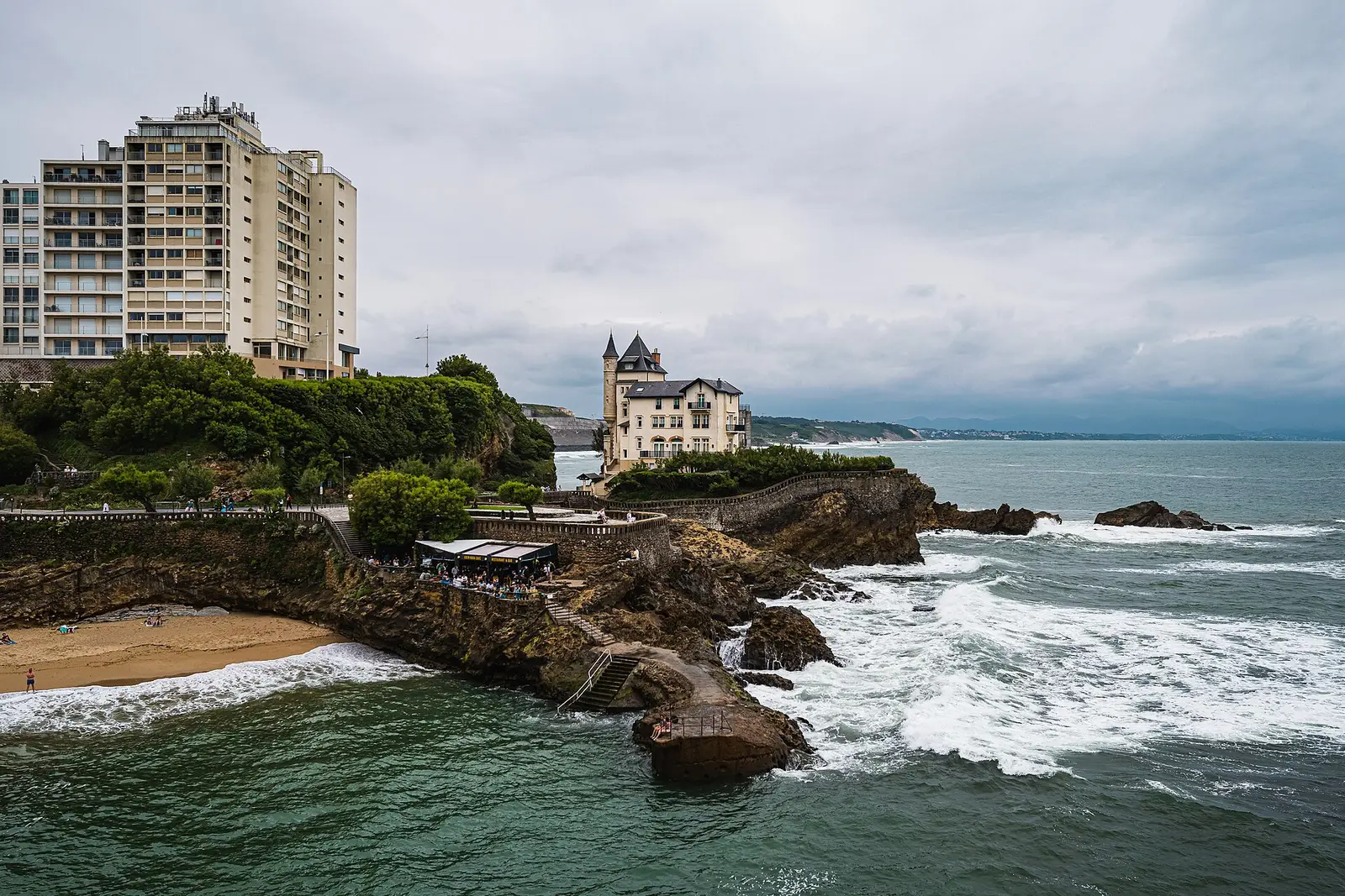 Villa basca em Biarritz, fachada branca virada ao oceano