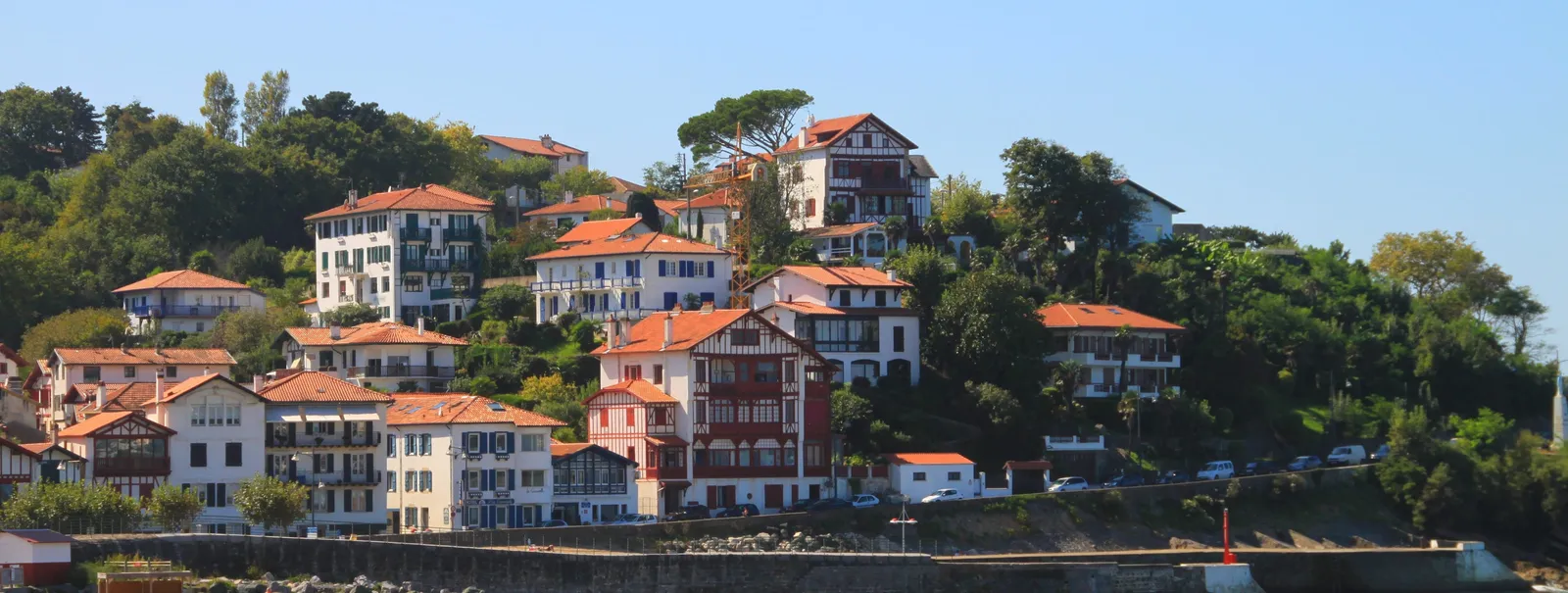A cidade acima da falésia e da praia
