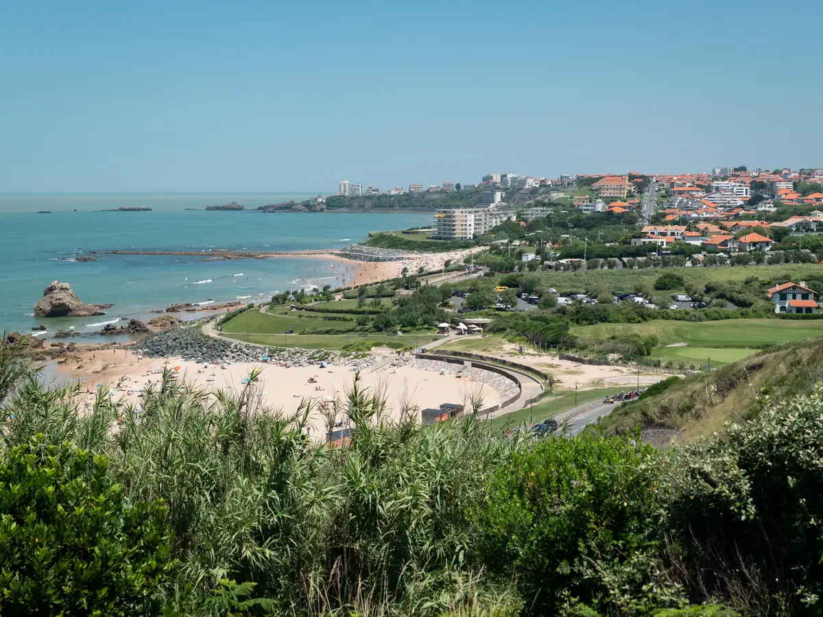 Bidart vu des hauteurs : sa plage, ses prairies au bord de l’océan et la côte basque