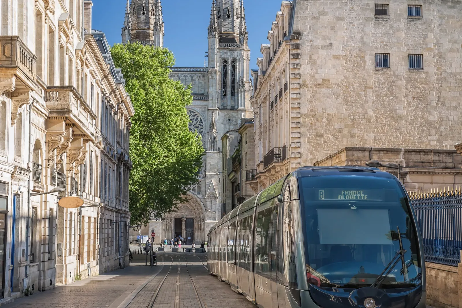 Les flèches de la basilique Saint-Michel au bout d’une rue de tramway, à Bordeaux