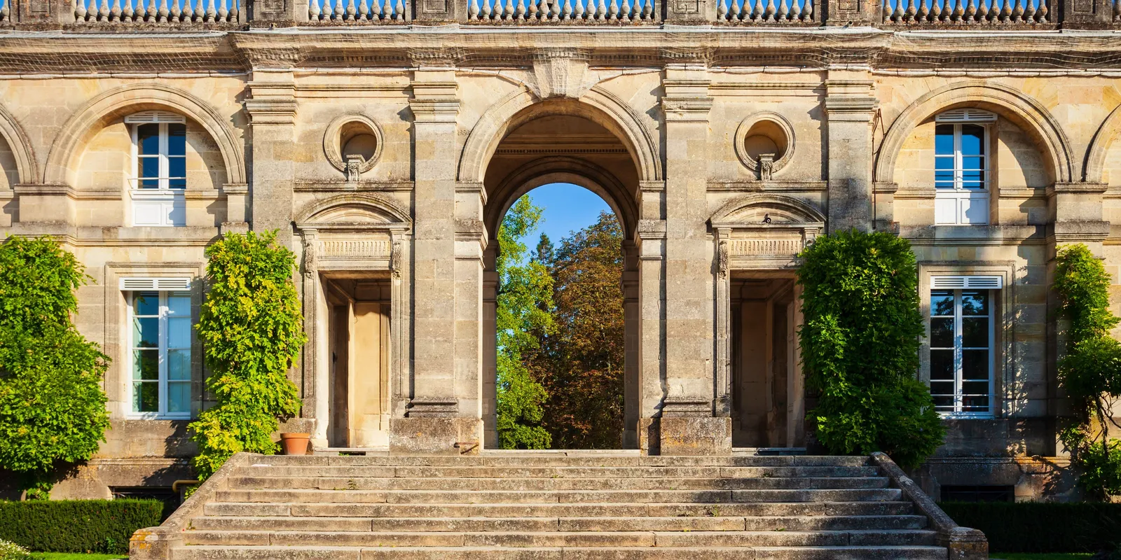 Le grand escalier et les arcades de pierre du Jardin Public de Bordeaux
