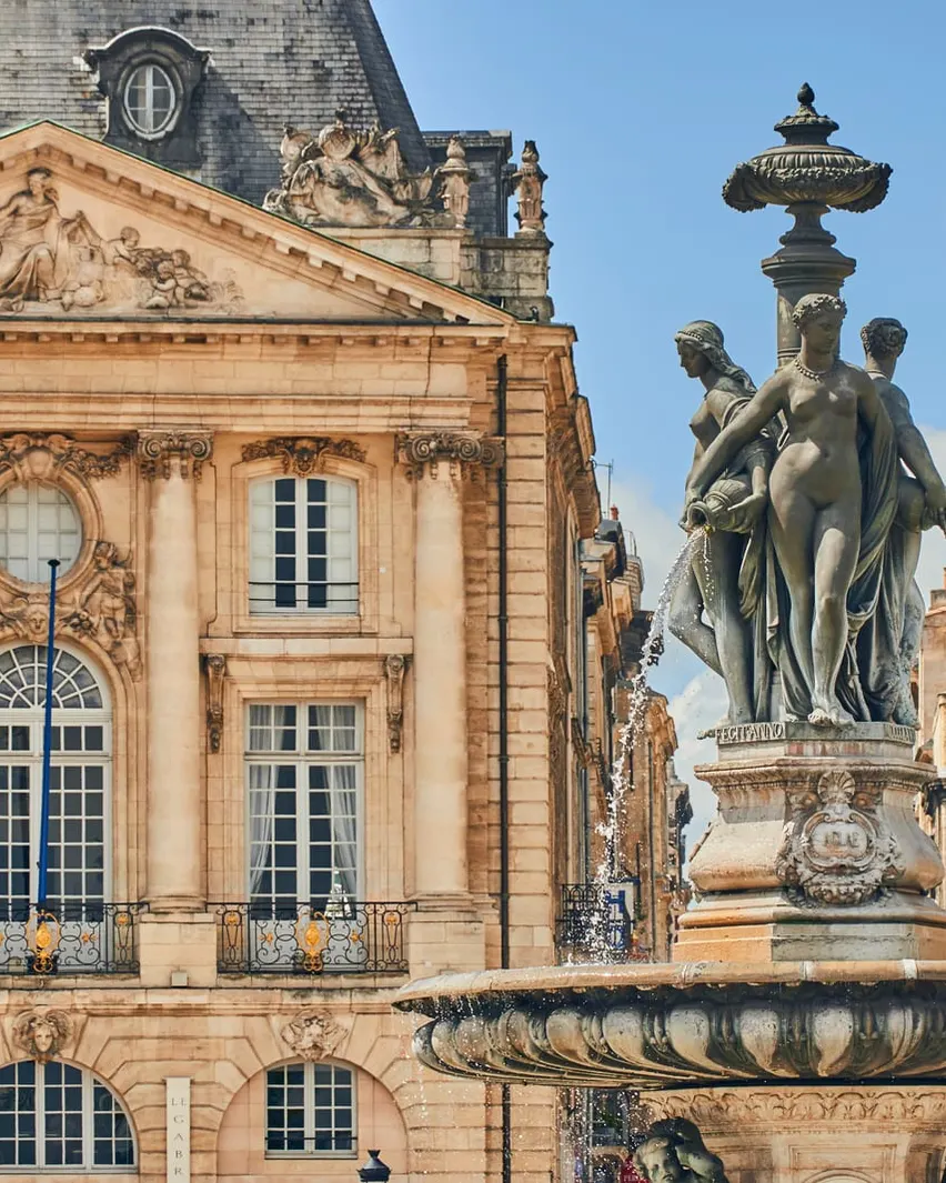 La fontaine des Trois-Grâces et ses vasques, sur la place de la Bourse