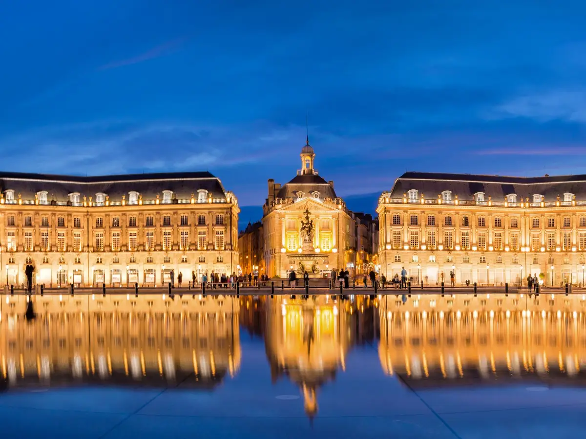 A Place de la Bourse e o espelho de água à hora azul, em Bordeaux