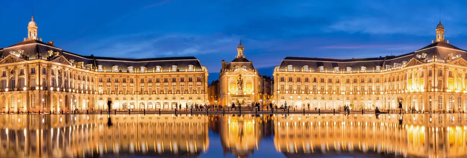 La place de la Bourse et le miroir d’eau à l’heure bleue, à Bordeaux