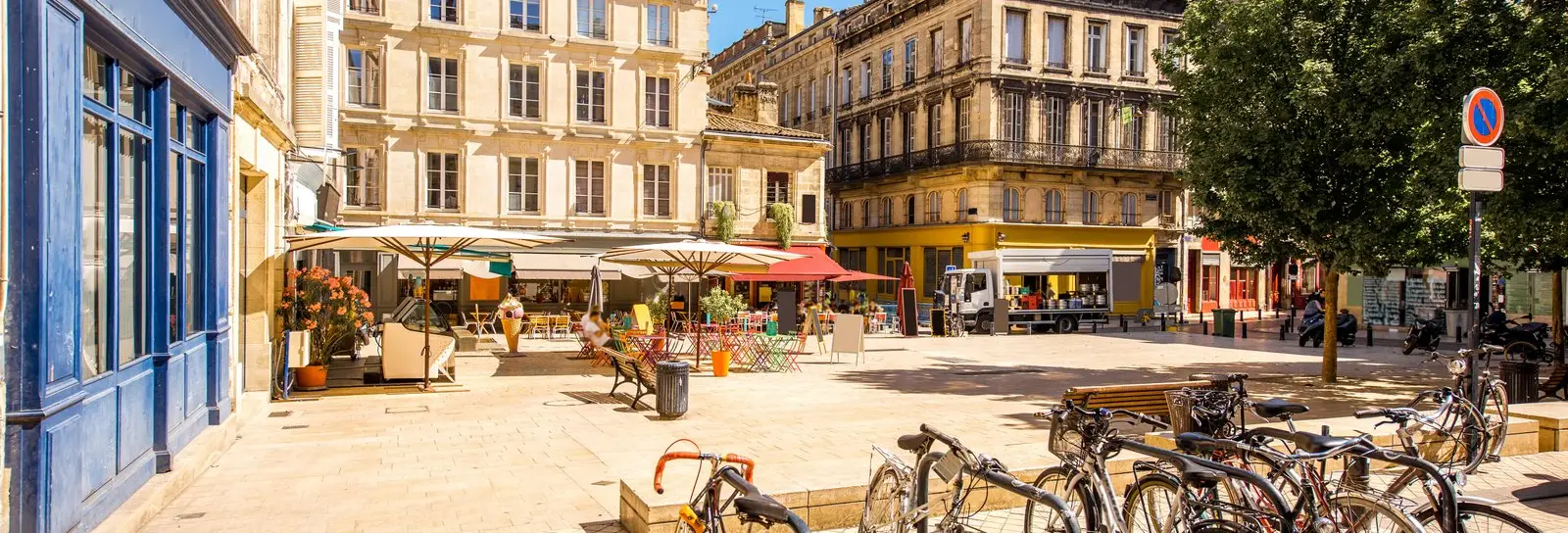 Une place de Bordeaux, ses terrasses et ses façades de pierre