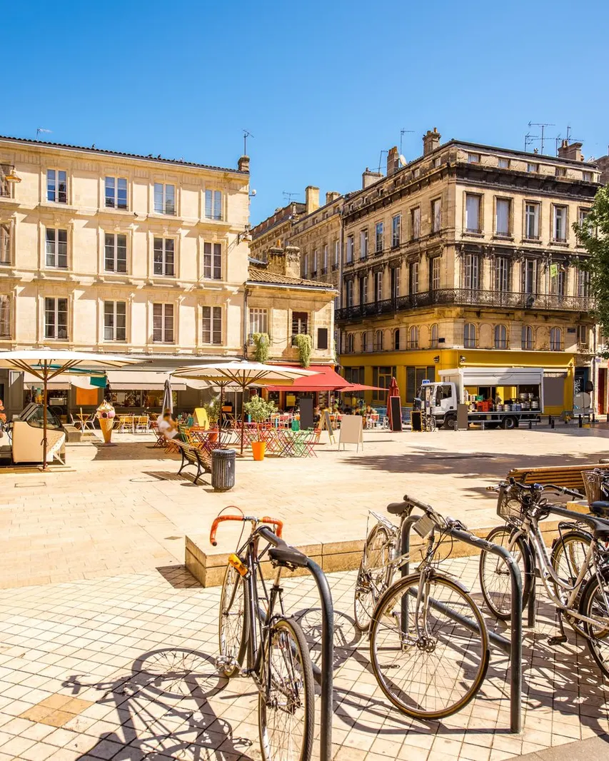 Une place de Bordeaux, ses terrasses et ses façades de pierre
