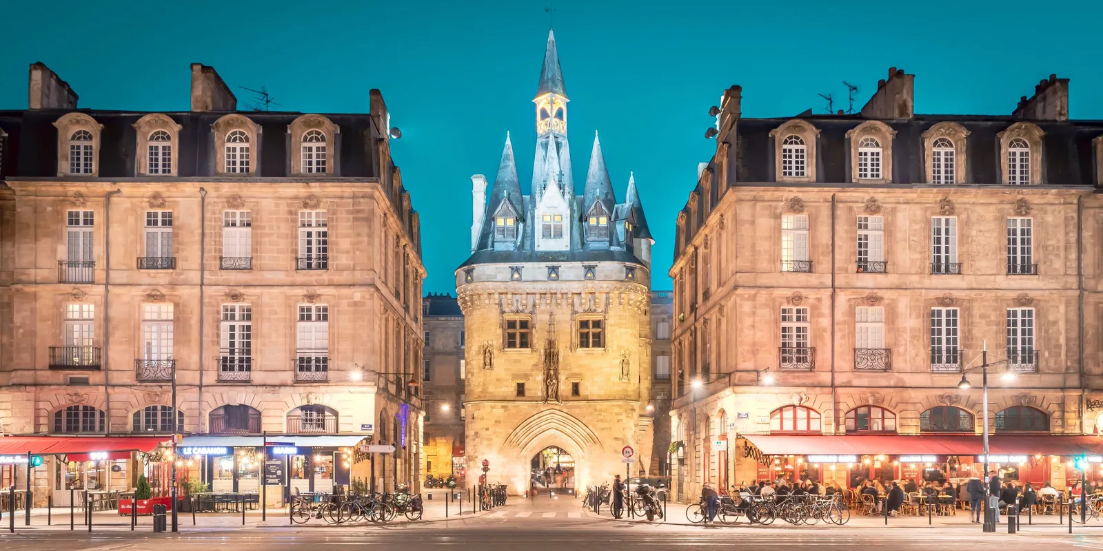 La porte Cailhau à la tombée du jour, à Bordeaux