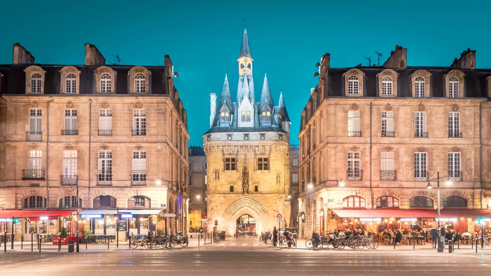 La porte Cailhau à la tombée du jour, à Bordeaux