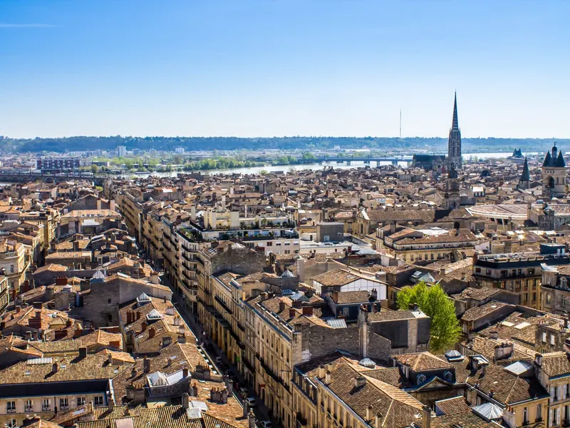 Les toits de Bordeaux et la Garonne vus depuis la tour Pey-Berland