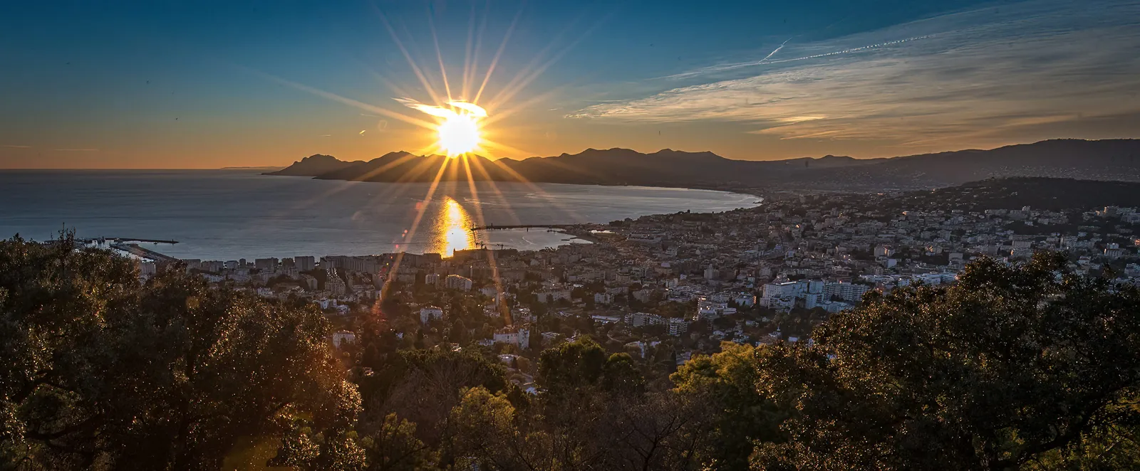 La baie et la ville au soleil couchant, vues des hauteurs