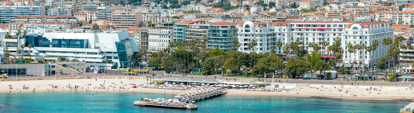 La Croisette en panoramique, le palais des Festivals, les palaces et la plage