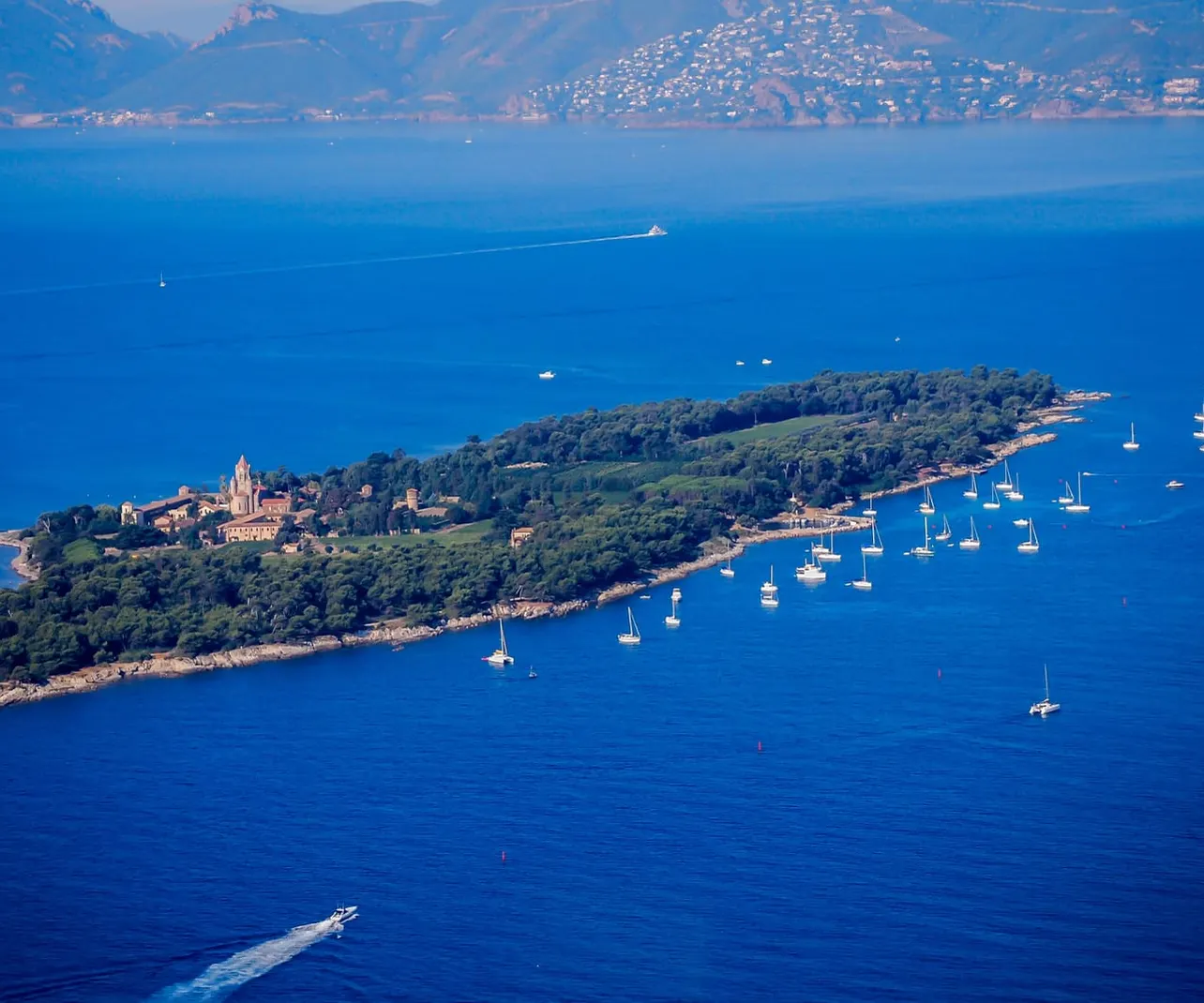 L’île Saint-Honorat, son monastère et sa tour