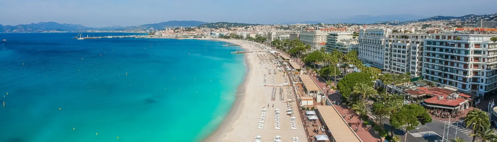La plage de la Croisette et ses parasols, vue du ciel