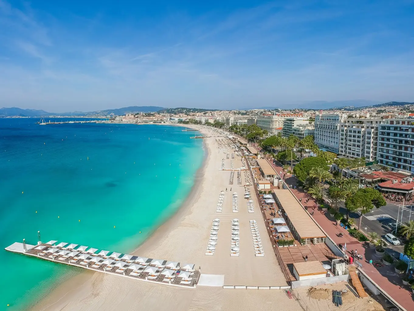 A praia da Croisette e os seus guarda-sóis, vista do céu