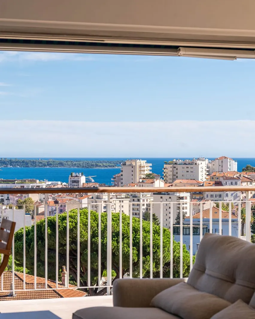 Un séjour ouvert sur son balcon, la baie et les îles de Lérins au loin