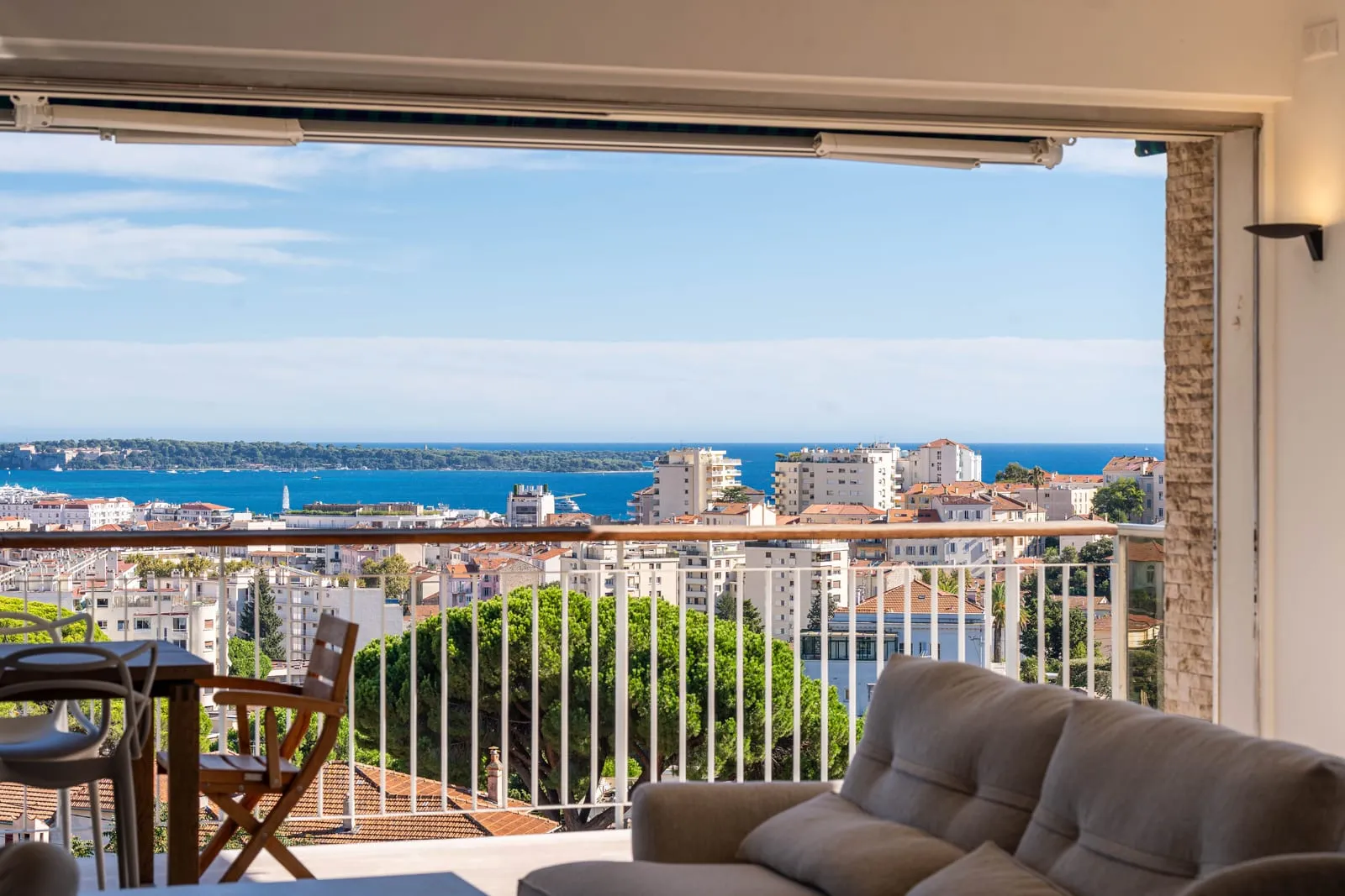Un séjour ouvert sur son balcon, la baie et les îles de Lérins au loin