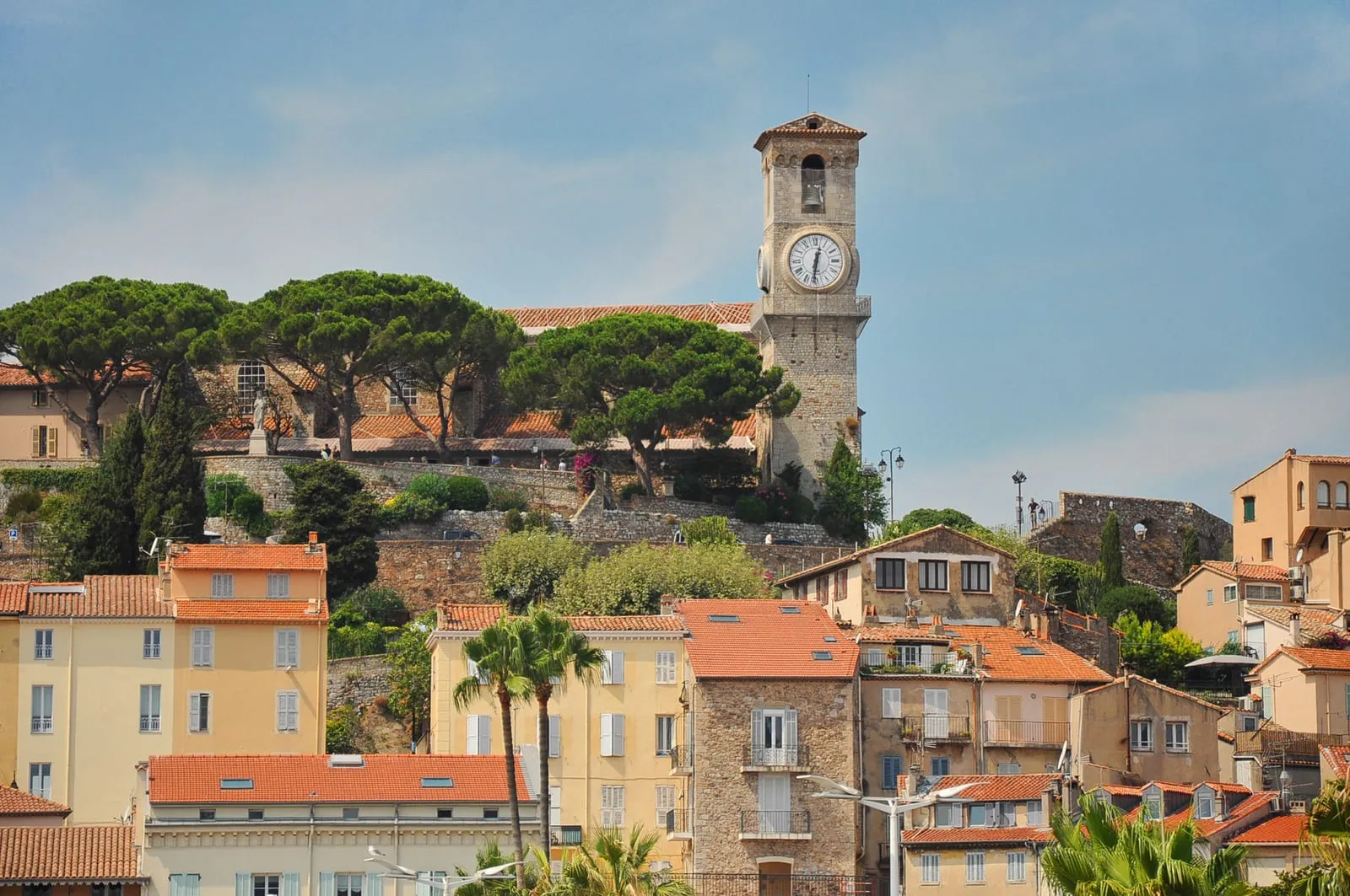 La vieille ville sur sa colline, sa tour d’horloge et ses pins parasols