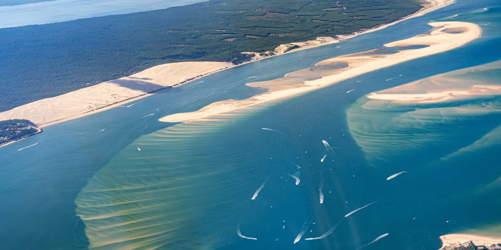 A baía de Arcachon vista do céu, com a duna do Pilat e o banco de Arguin