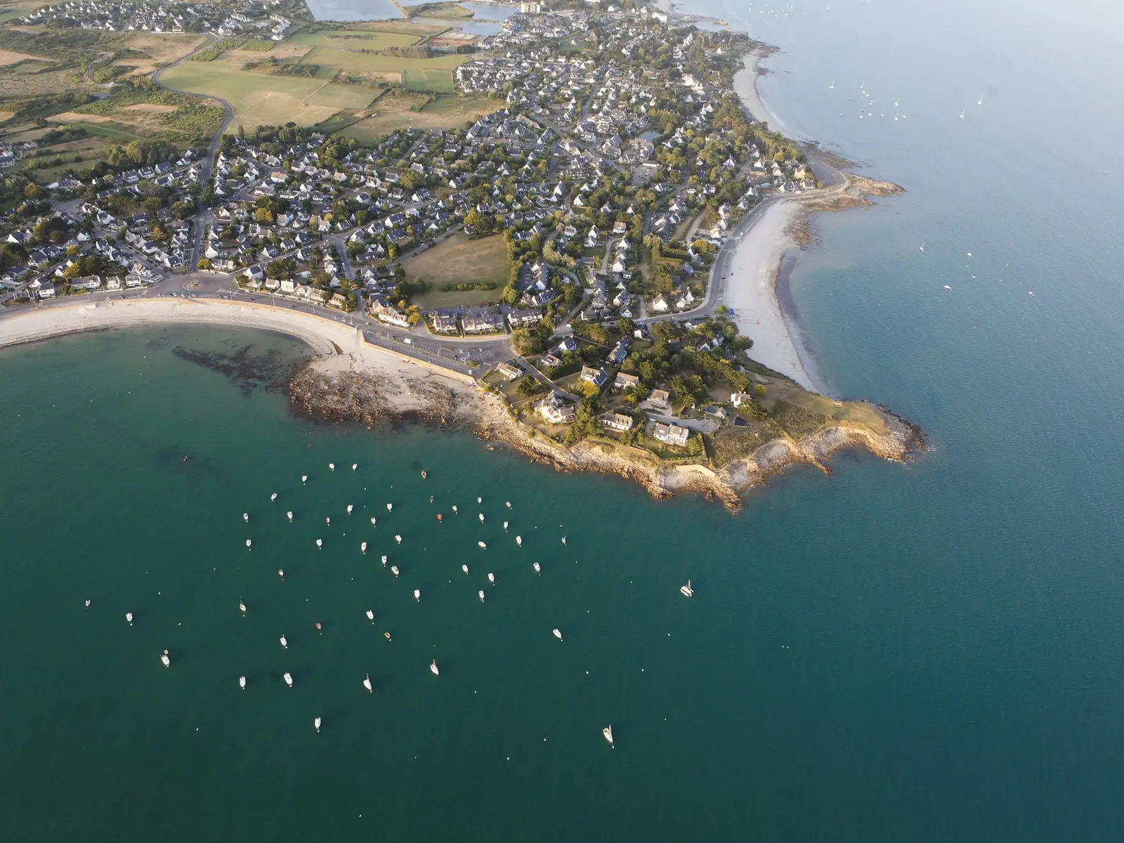 La pointe de Saint-Colomban à Carnac vue du ciel, le village de Saint-Colomban, sa plage et les voiliers au mouillage