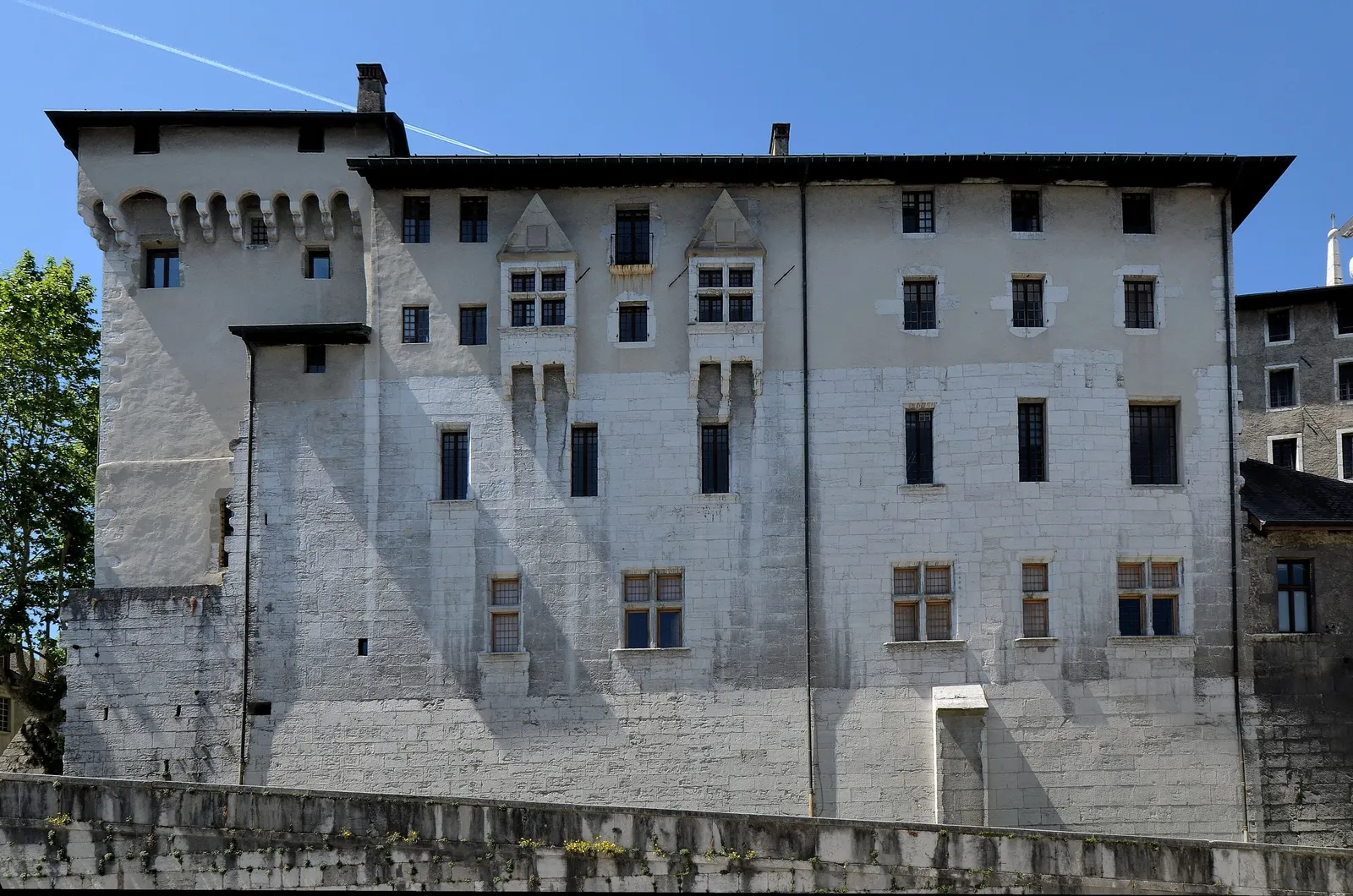 La place du Château et le château des ducs de Savoie à Chambéry