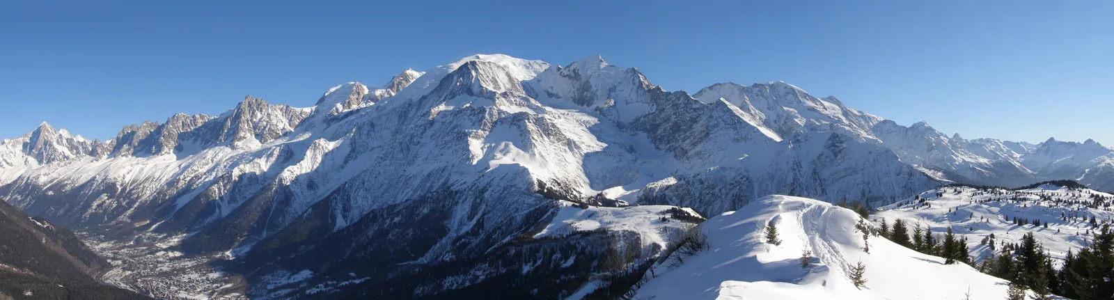 Les aiguilles de granit au-dessus du glacier, en panoramique