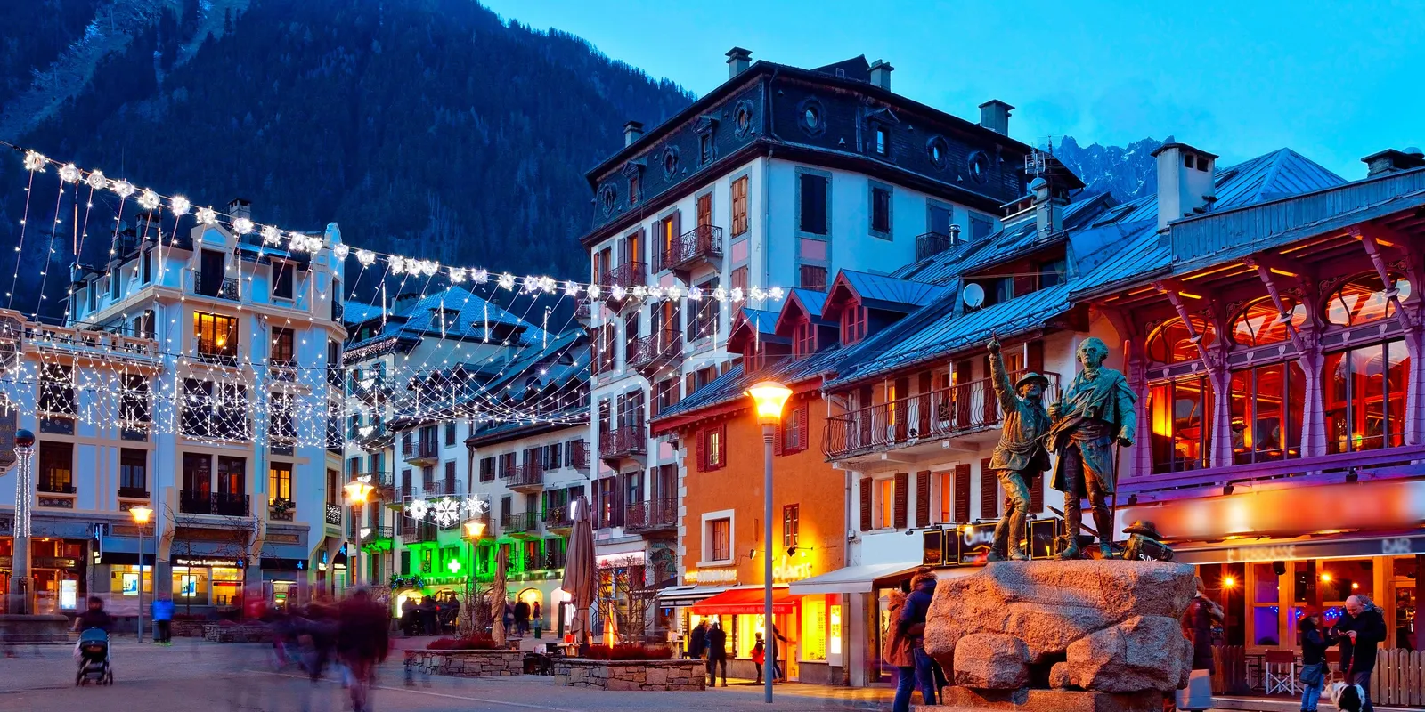 Le centre de Chamonix illuminé à la nuit tombée, la place Balmat et ses façades