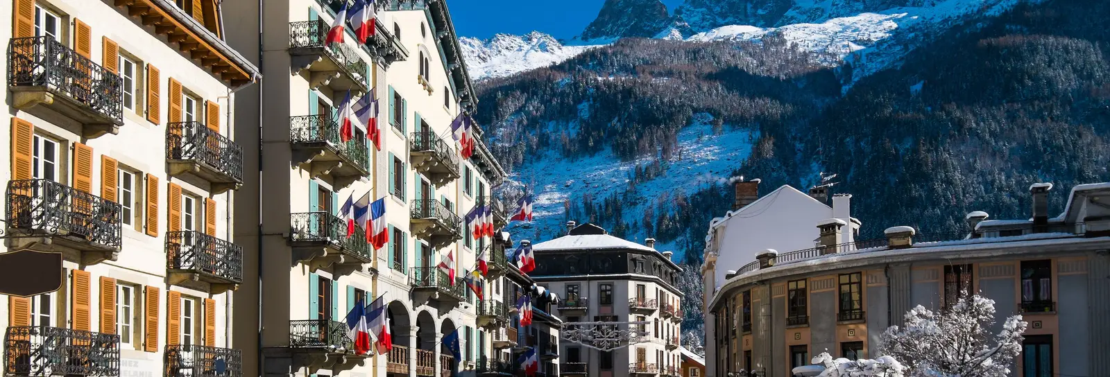 Le massif du Mont-Blanc et l'Aiguille du Midi au-dessus de Chamonix