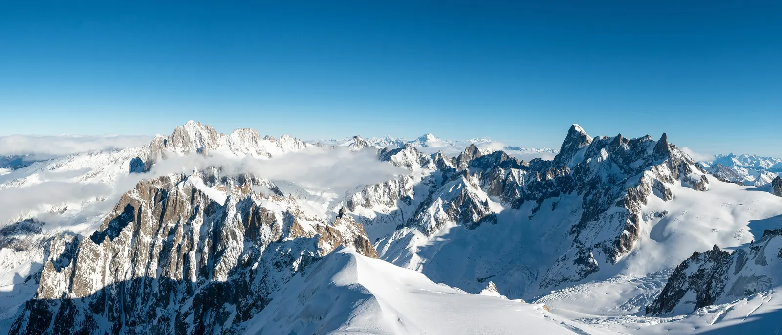 Os cumes nevados acima das nuvens