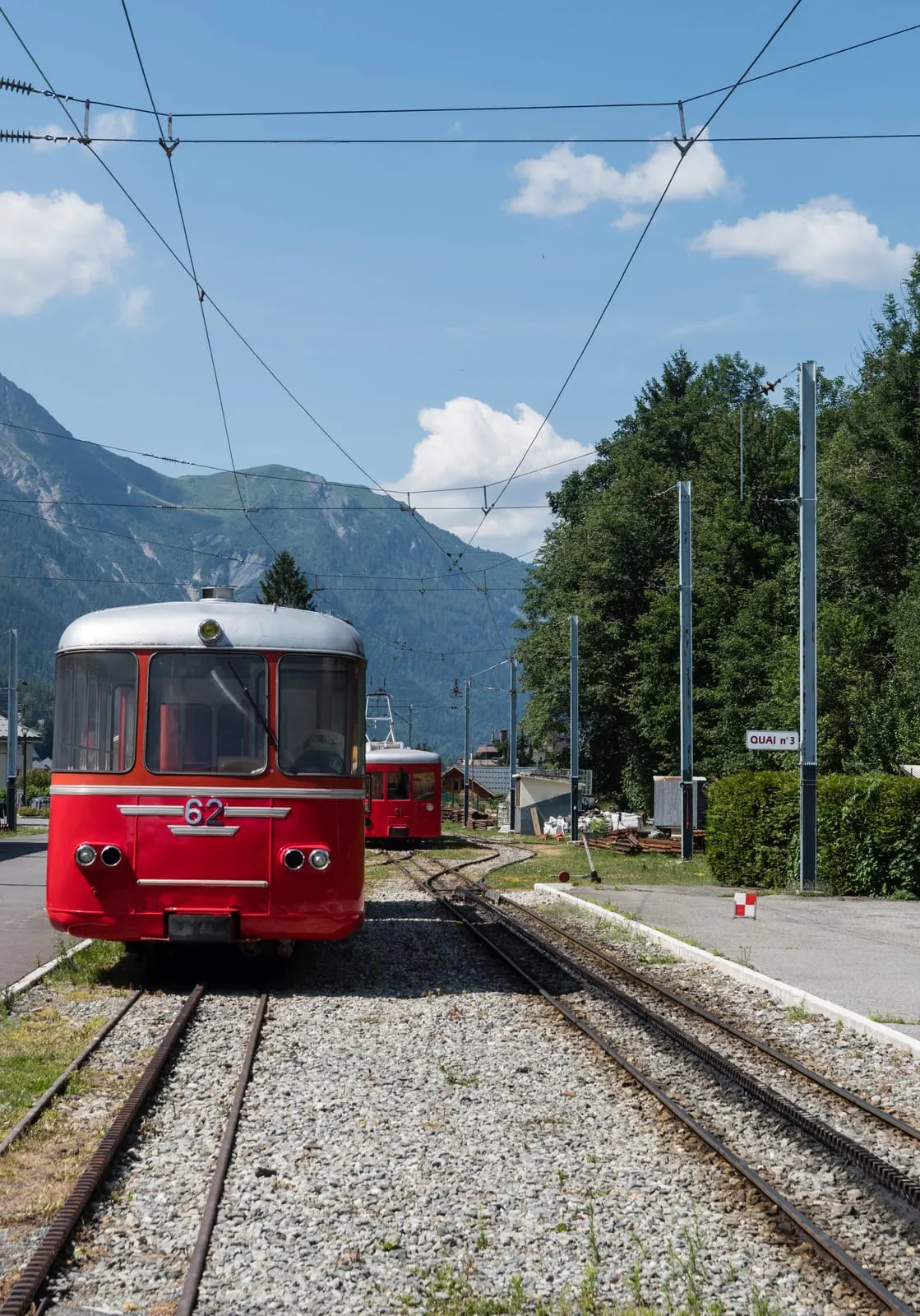 Le petit train rouge du Montenvers grimpant vers le glacier