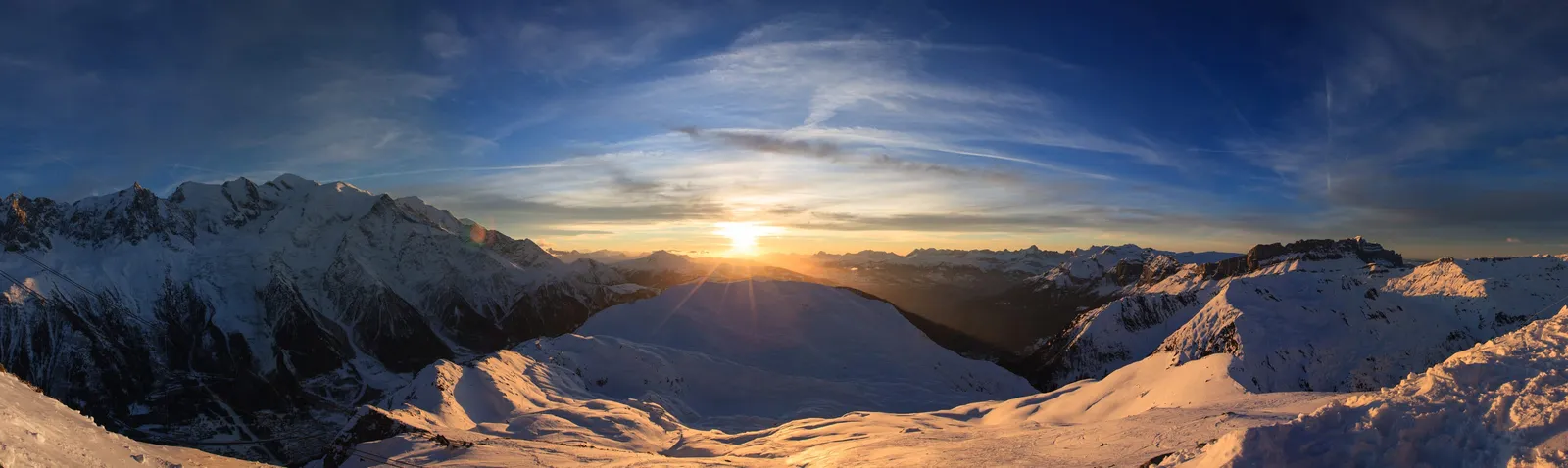 O vale e as suas montanhas, em vista panorâmica
