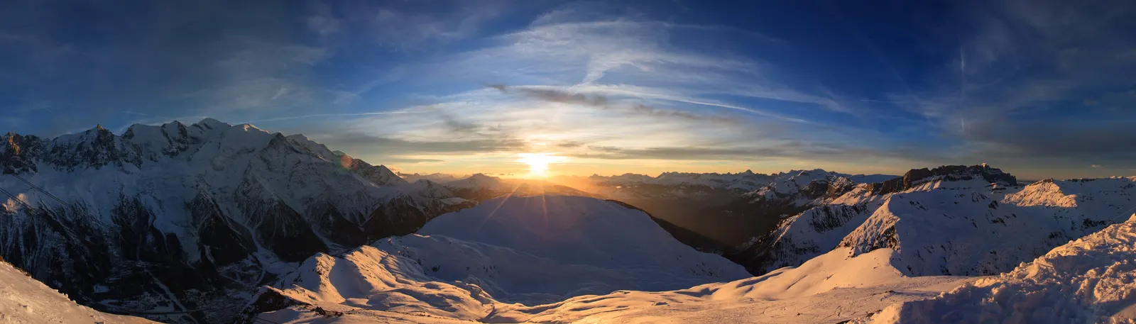 La vallée et ses montagnes, en panoramique