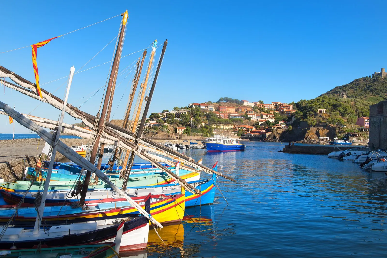 Les barques catalanes du port de Collioure et le village en terrasses