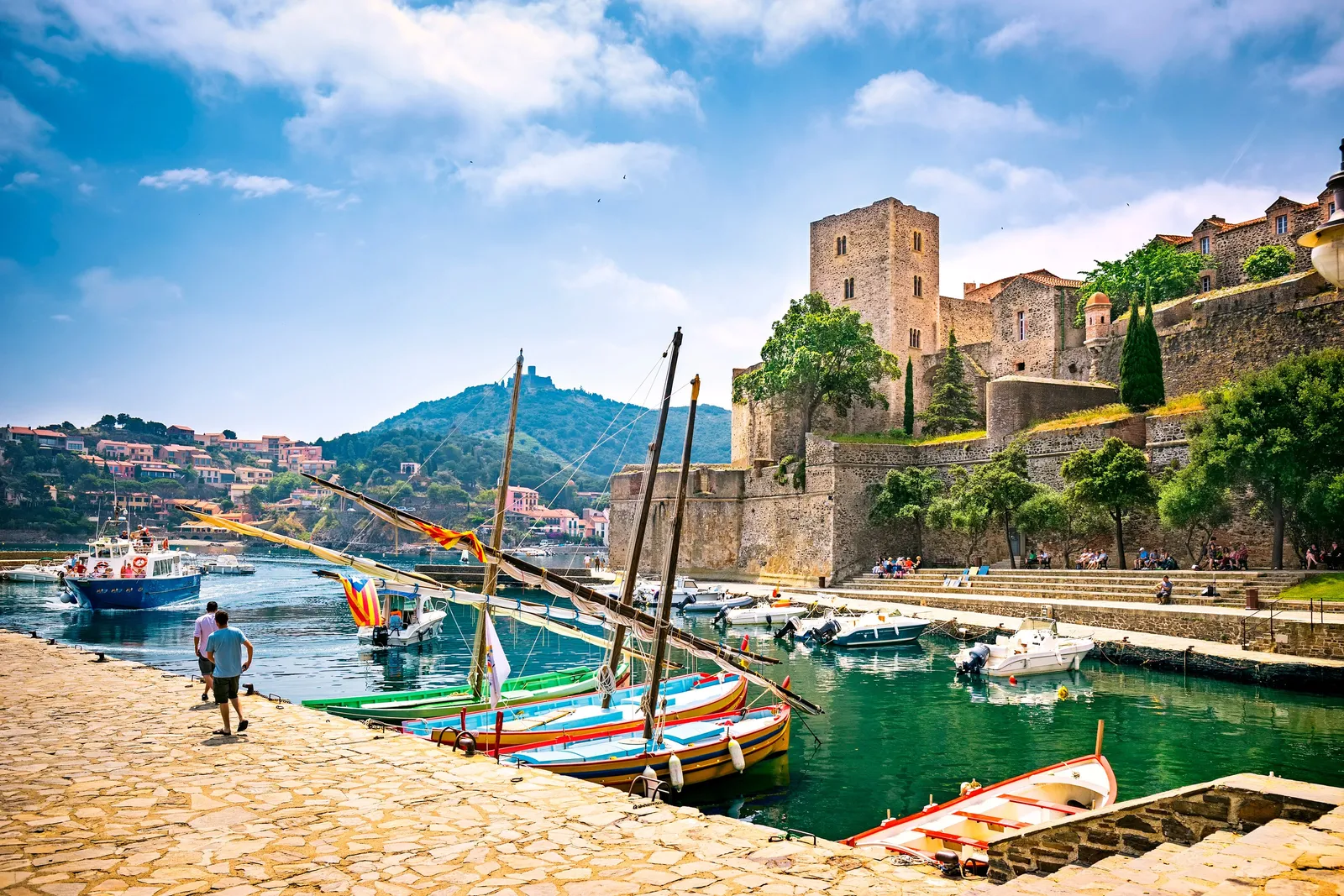 Le château royal de Collioure, les barques catalanes amarrées au quai et le fort Saint-Elme sur la colline