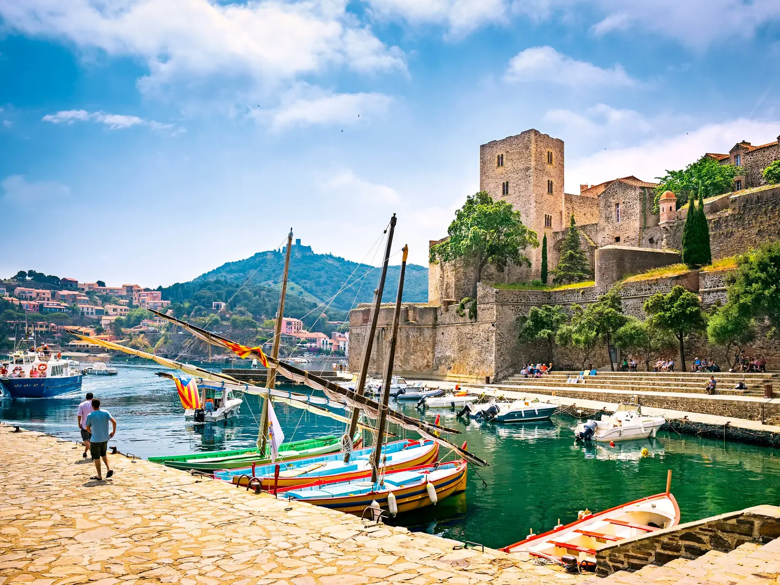 O castelo real de Collioure, os barcos catalães atracados no cais e o forte Saint-Elme na colina