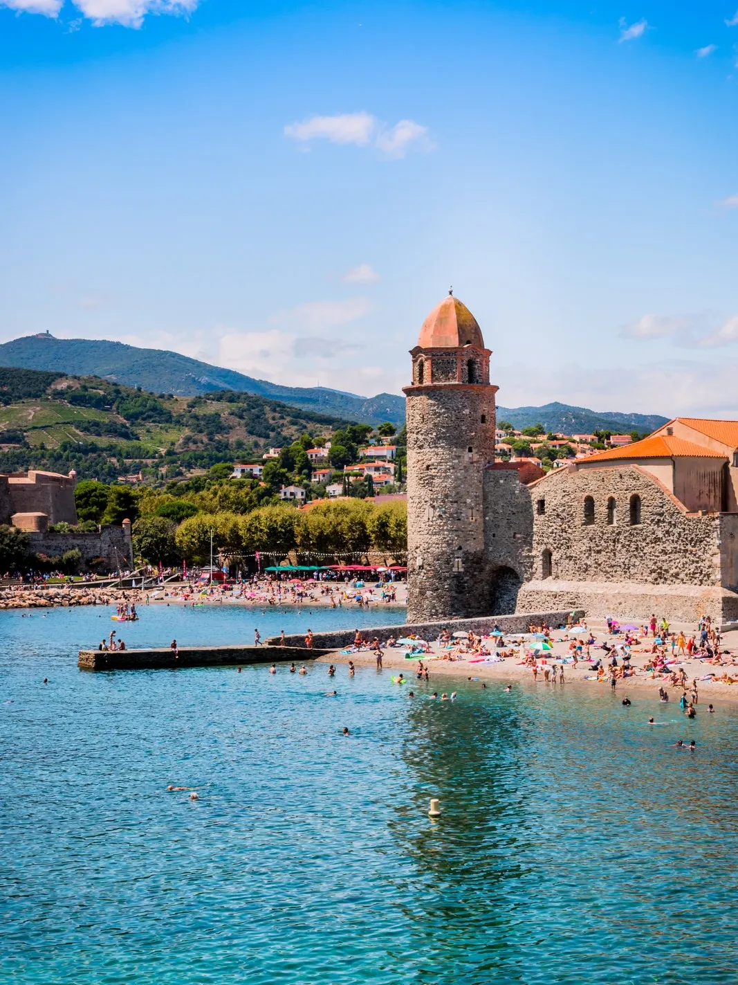 Le clocher de Notre-Dame-des-Anges et la plage de Collioure