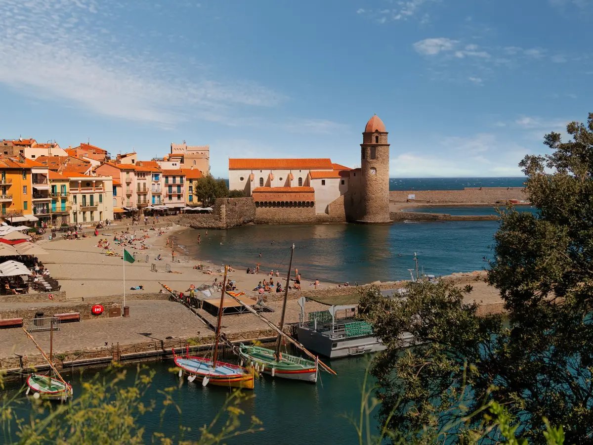 L'église Notre-Dame-des-Anges et la baie de Collioure