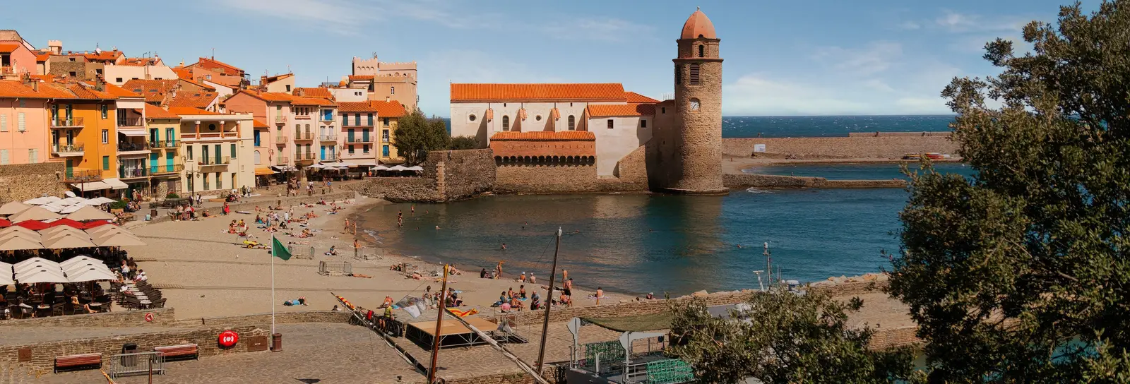 A igreja de Notre-Dame-des-Anges e a baía de Collioure