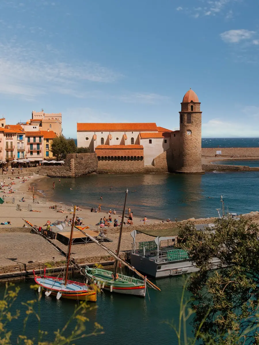 L'église Notre-Dame-des-Anges et la baie de Collioure