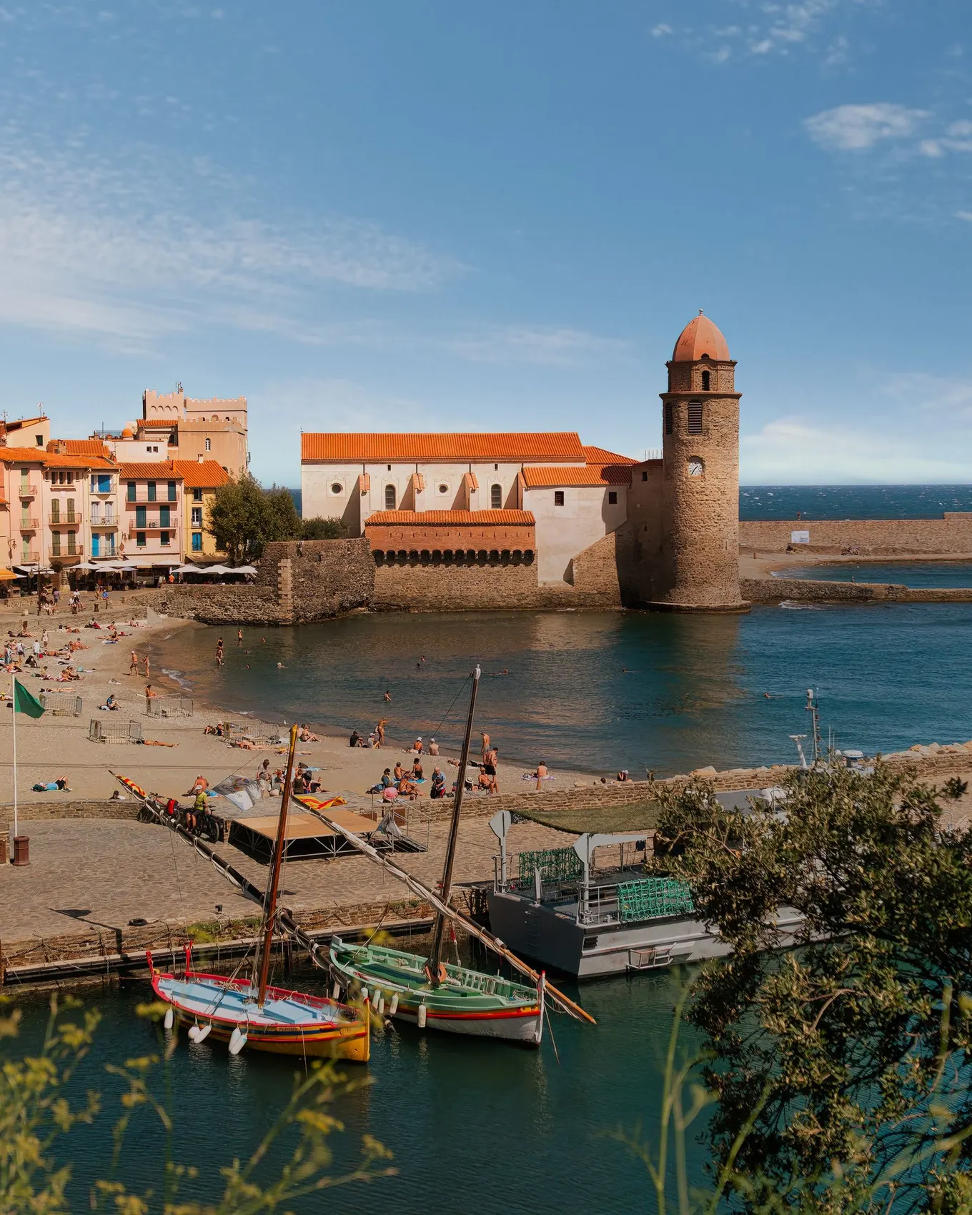 A igreja de Notre-Dame-des-Anges e a baía de Collioure