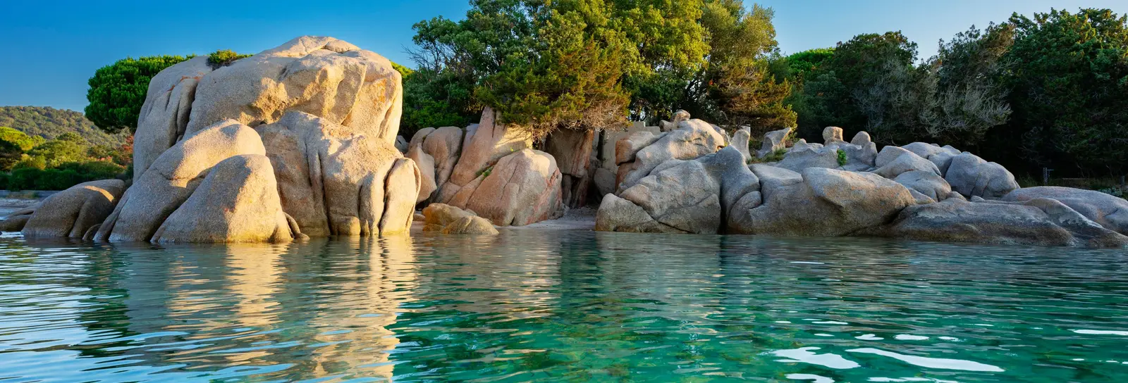 La plage de Santa Giulia, ses rochers de granit dans l’eau turquoise, près de Porto-Vecchio