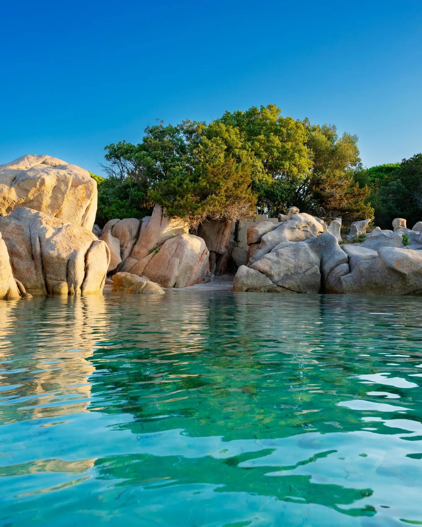 La plage de Santa Giulia, ses rochers de granit dans l’eau turquoise, près de Porto-Vecchio