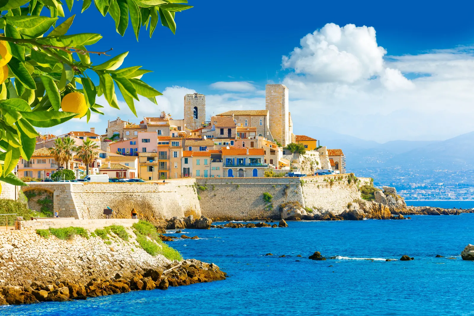 La vieille ville d’Antibes et ses remparts au-dessus de la mer