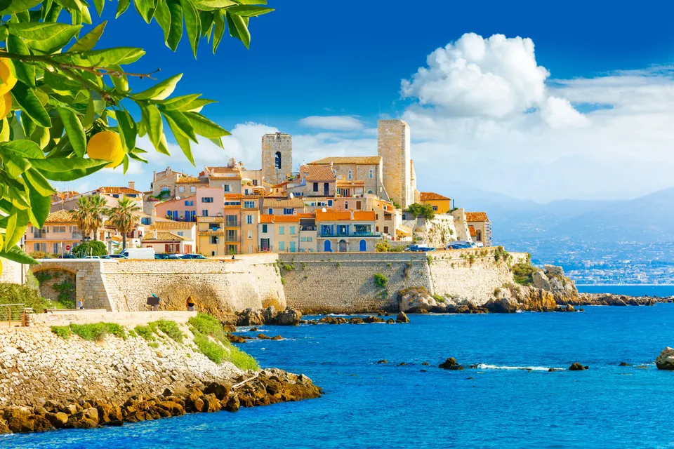 La vieille ville d’Antibes et ses remparts au-dessus de la mer